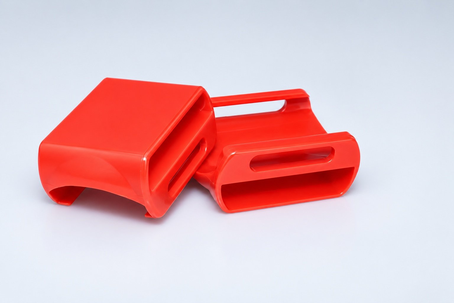 Parti in plastica stampate dell'azienda reale con scanalature e geometria di montaggio