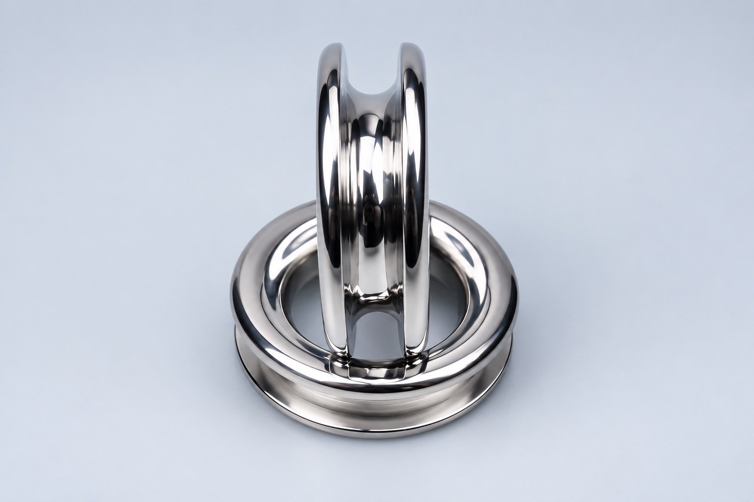 Anello e base in metallo lucido dell'attuale azienda