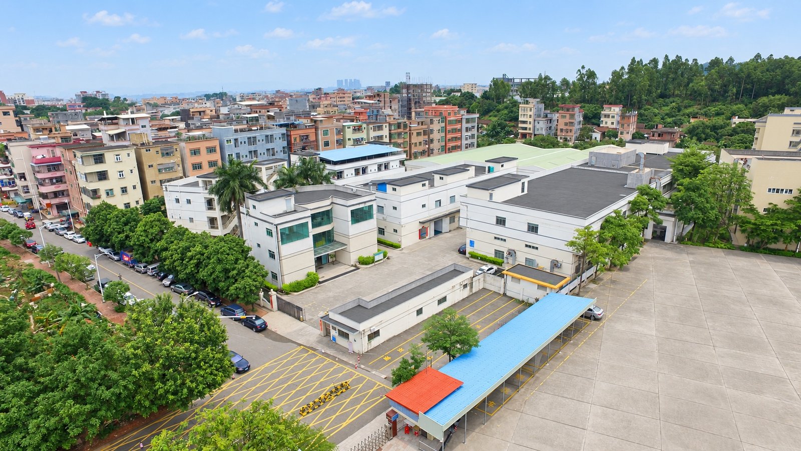 Luchtfoto van een bedrijfsfabriek in Dongguan, geretoucheerd voor presentatie