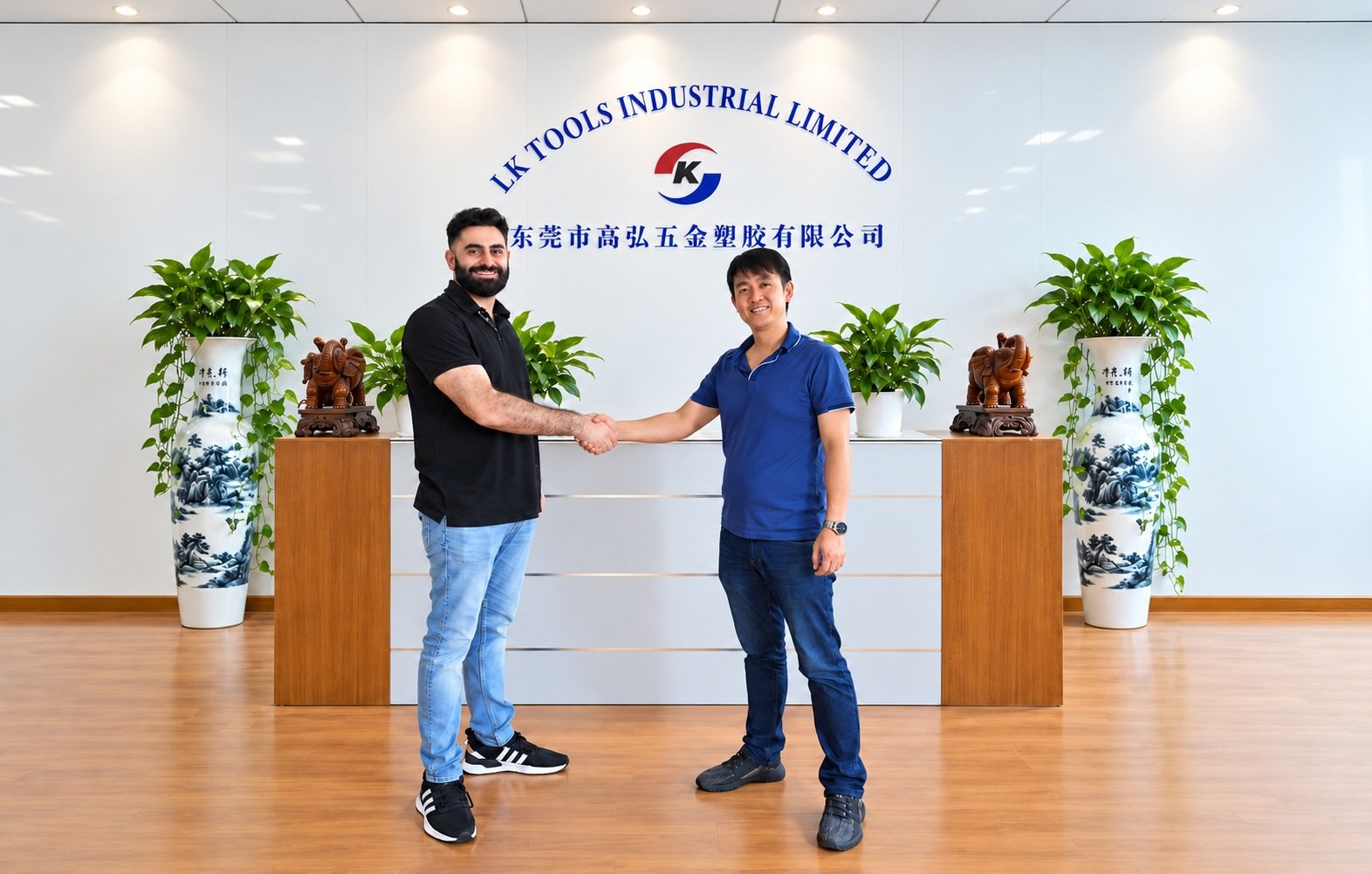 Fornita fotografia della partnership con il cliente LK MFG; persone originali e stretta di mano mantenuta