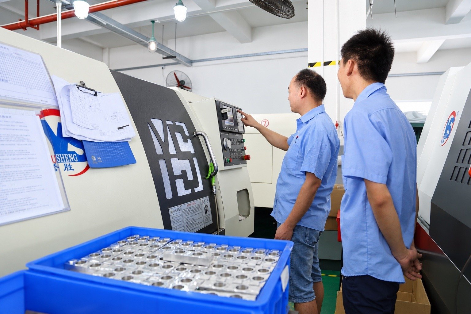 موظفو المصنع الفعليون يقومون بمراجعة إعداد إنتاج CNC