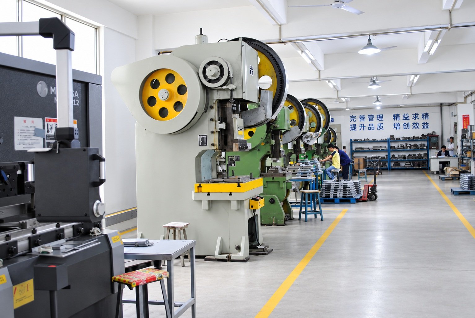 Tatsächliche mechanische Stanzpressenwerkstatt des Unternehmens; retuschiertes Foto