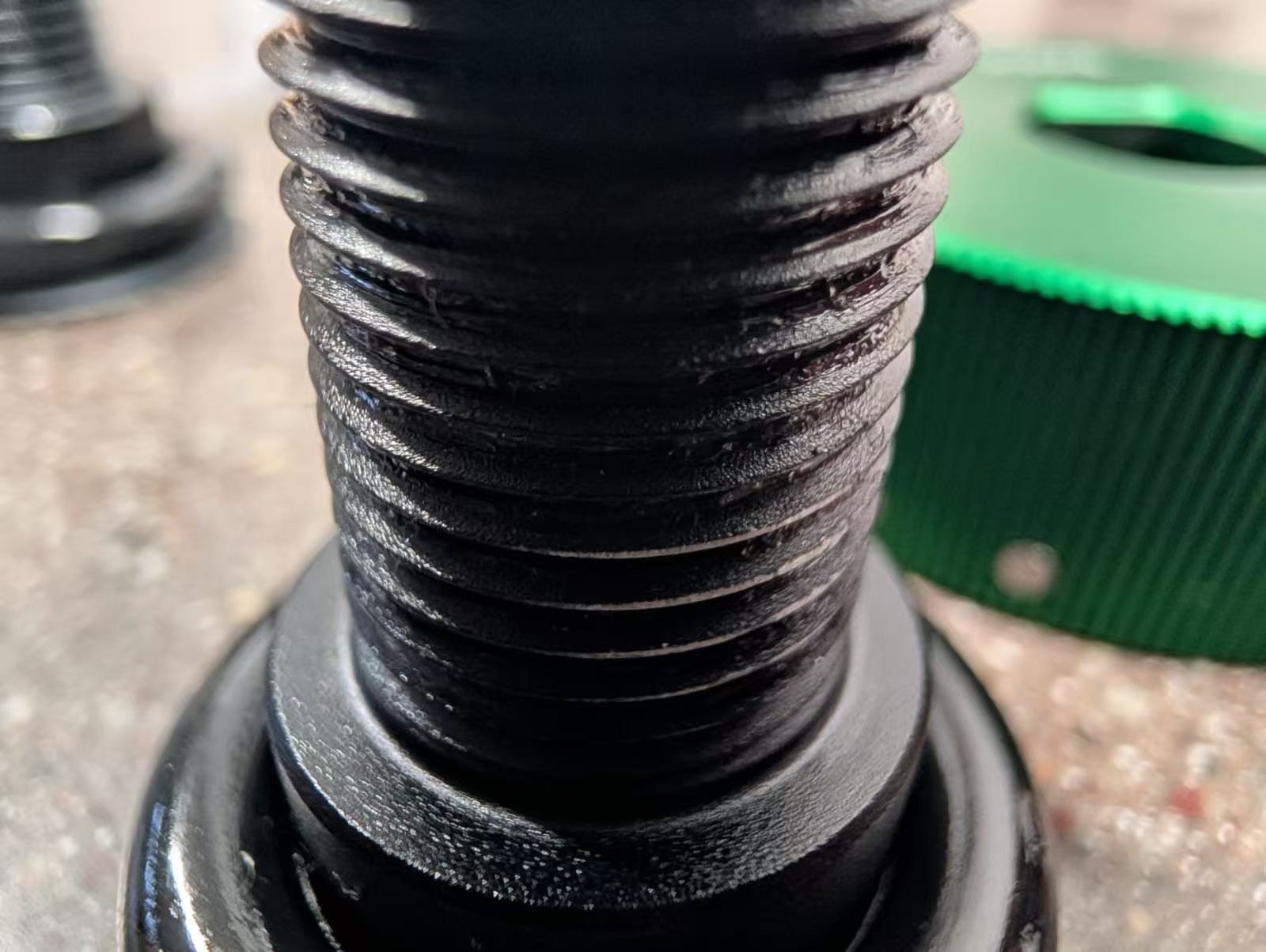 Detailed user-supplied external thread surface photograph